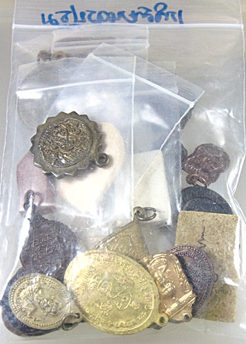 ๒๕ เหรียญรวมหลายคณาจารย์สายนครปฐม  เฉลี่ยองค์ละ ๕ บาท เคาะเดียวครับ  (36)