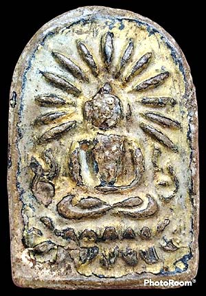 *พิมพ์เล็บมือรัศมี ท่านเจ้าจุ้ย วัดสามปลื้ม กทม. เนื้อผงปิดทอง หลังยันต์อัง ปี๒๔๗๕*