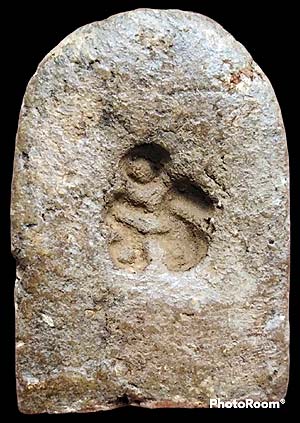 *พิมพ์เล็บมือรัศมี ท่านเจ้าจุ้ย วัดสามปลื้ม กทม. เนื้อผงปิดทอง หลังยันต์อัง ปี๒๔๗๕*