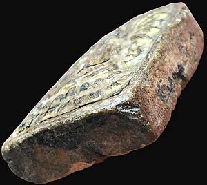 *พิมพ์เล็บมือรัศมี ท่านเจ้าจุ้ย วัดสามปลื้ม กทม. เนื้อผงปิดทอง หลังยันต์อัง ปี๒๔๗๕*