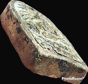 *พิมพ์เล็บมือรัศมี ท่านเจ้าจุ้ย วัดสามปลื้ม กทม. เนื้อผงปิดทอง หลังยันต์อัง ปี๒๔๗๕*