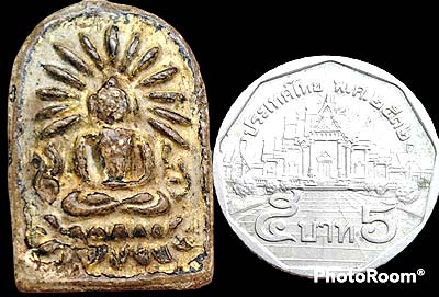 *พิมพ์เล็บมือรัศมี ท่านเจ้าจุ้ย วัดสามปลื้ม กทม. เนื้อผงปิดทอง หลังยันต์อัง ปี๒๔๗๕*