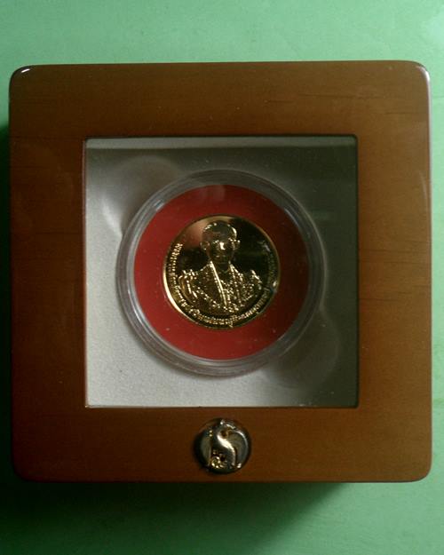 เนื้อทองคำ หนัก20กรัม กล่องเดิมอุปกรณ์ครบ เหรียญที่ระลึกพระราชพิธีถวายพระเพลิงพระบรมศพ รัชกาลที่9