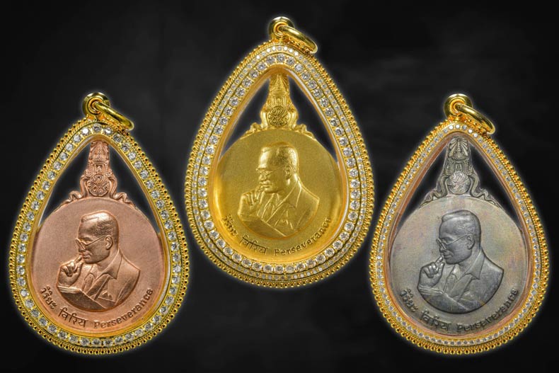 ชุดจักรพรรดิ์พระมหาชนกทองคำพิมพ์ใหญ่ฝังเพชรแท้+บัตรรับรองพระแท้/ใบเซอร์/อุปกรณ์ครบ*80