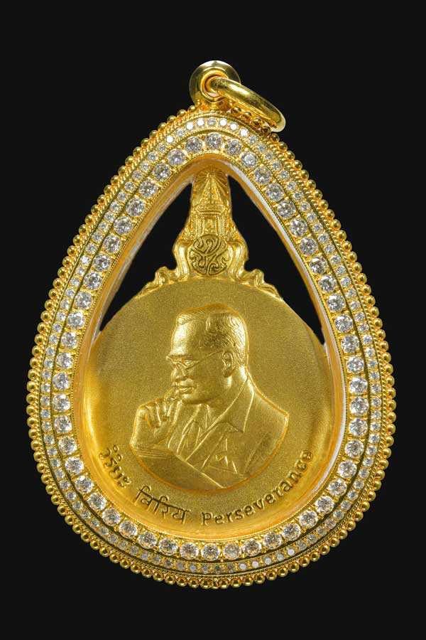 ชุดจักรพรรดิ์พระมหาชนกทองคำพิมพ์ใหญ่ฝังเพชรแท้+บัตรรับรองพระแท้/ใบเซอร์/อุปกรณ์ครบ*80