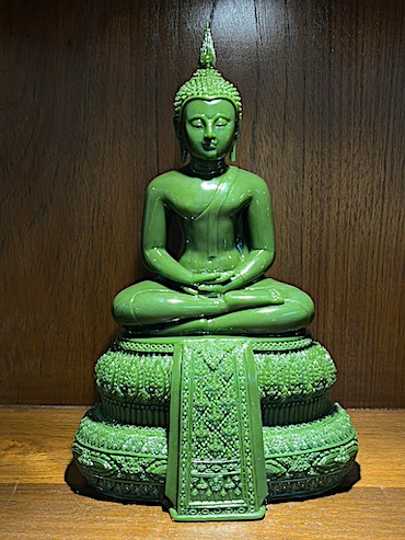 พระแก้วมรกต เนื้อเรซิ่นผสมหิน จัดสร้างโดย เรือนเทวาบริรักษ์