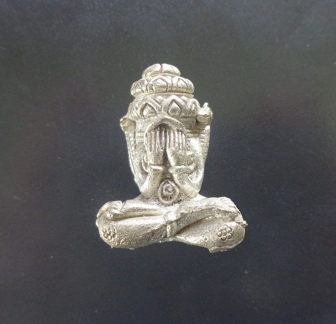 พระปิดตาพังพระกาฬขุนพันธุ์ ร่วมปลุกเสก สายวัดเขาอ้อ ปี ๒๕๔๕ เนื้อเงิน รุ่นมงคลจักรวาล จ.พัทลุง 