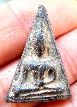 พระนางพญา หลวงพ่อจง วัดหน้าต่างนอก ปี2500 เนื้อดินดำ หลังมียันต์ สภาพสวย มีหน้ามีตาชัดครับ