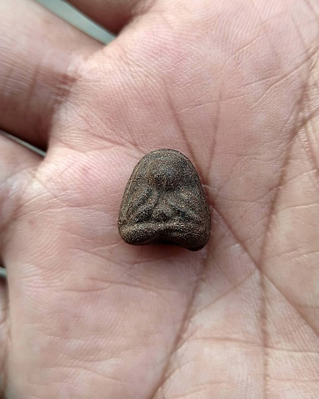 ปิดตาหลวงพ่อปาน วัดเครือวัลย์ ชลบุรี พิมพ์เล็กหลังเบี้ย สูง 1.3 ซ.ม. ผสมผงเก่า ลพ.แก้ว ปี 250กว่า