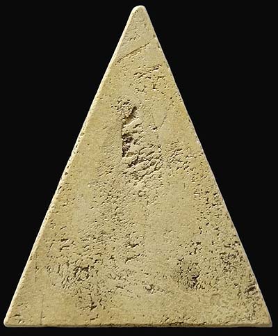 *พระผงสมเด็จวัดเกษไชโยฯ รุ่นสร้างเขื่อน ปี๒๔๙๕ พิมพ์สามเหลี่ยม เนื้อเหลือง*