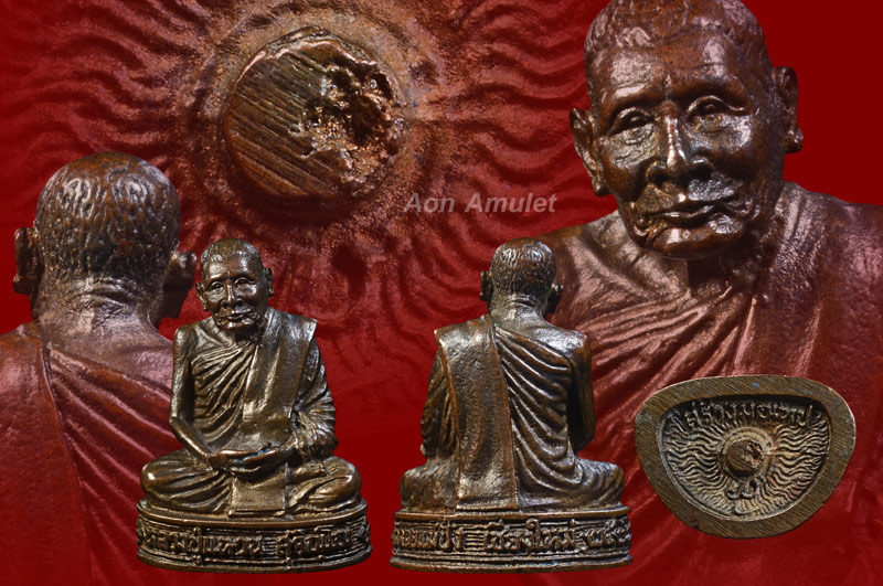 รูปหล่อเนื้อนวโลหะ รุ่น สร้างมณฑป หลวงปู่แหวน สุจิณฺโณ วัดดอยแม่ปั๋ง พศ.2526