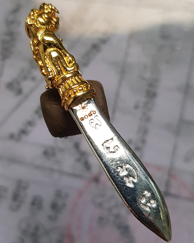 มีดหล่อ หลวงพ่อพัฒน์ วัดห้วยด้วน จ.นครสวรรค์ รุ่นพยัคฆ์ชนะจน เนื้อ 2K ขนาด 2 นิ้ว พร้อมกล่องเดิม