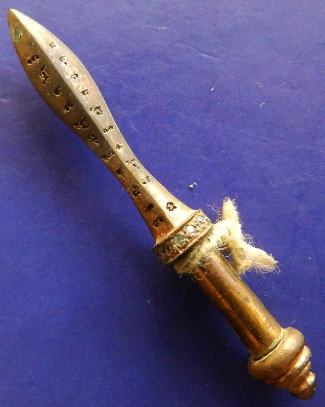 8.พระขรรค์เพชรพระพุทธเจ้ารุ่นแรก เนื้อสัตตโลหะ หลวงปู่คำบุ วัดกุดชมภู พ.ศ. 2553 ยิงเลข พร้อมกล่องเดิ