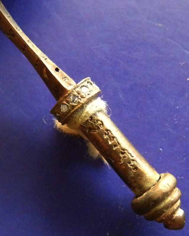 8.พระขรรค์เพชรพระพุทธเจ้ารุ่นแรก เนื้อสัตตโลหะ หลวงปู่คำบุ วัดกุดชมภู พ.ศ. 2553 ยิงเลข พร้อมกล่องเดิ