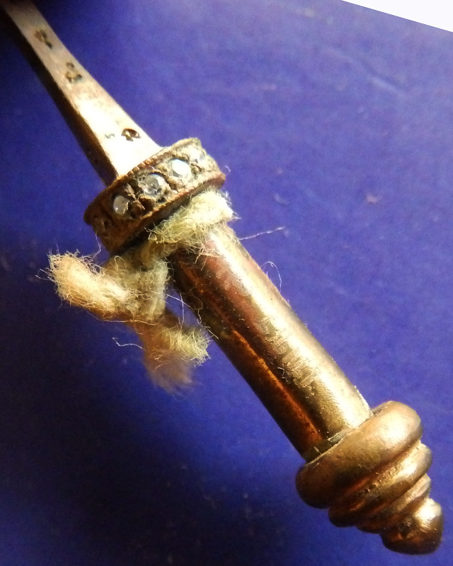 8.พระขรรค์เพชรพระพุทธเจ้ารุ่นแรก เนื้อสัตตโลหะ หลวงปู่คำบุ วัดกุดชมภู พ.ศ. 2553 ยิงเลข พร้อมกล่องเดิ