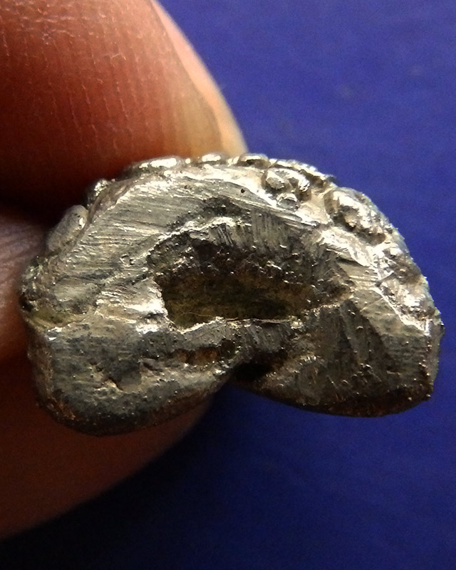 พระปิดตามหาลาภยันต์ยุ่ง หลวงพ่อสงฆ์ วัดเจ้าฟ้าศาลาลอย จ.ชุมพร ปี 2519 เนื้อตะกั่วชุบเงิน สูง 2 ซ.ม.