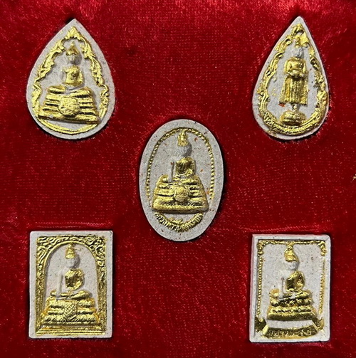 400 บาท รวม 15 องค์ 3 กล่อง ชุดพระศักดิ์สิทธิ์ผงอิฐเก่า 5พี่น้อง หน้าทอง วัดเพชรสมุทรวรวิหาร ปีลึก38