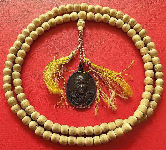 ประคำหลวงพ่ออุตตมะ วัดวังก์วิเวการาม จ.กาญจนบุรี มีเหรียญห้อยปลายประคำด้วยค่ะ