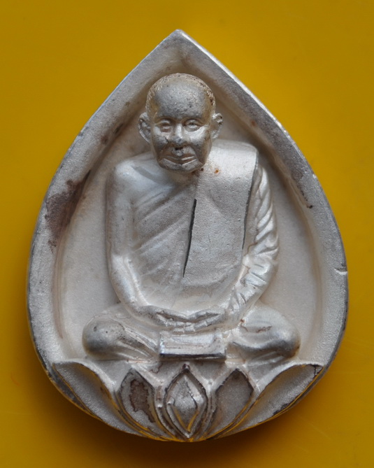 รูปเหมือนใบโพธิ์เนื้อเงินพ่นทรายพิมพ์ใหญ่ รุ่นธรรมรักษ์ สมเด็จพระญาณสังวร