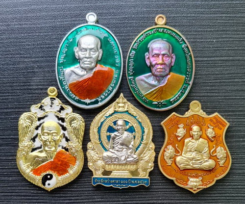เคาะแรกแดง..เหรียญคละรุ่น คละเนื้อ รวม ๕ เหรียญ ชุดที่ ๓..ลพ.พัฒน์ วัดห้วยด้วน จ.นครสวรรค์ กล่องเดิม