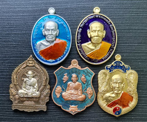 เคาะแรกแดง..เหรียญคละรุ่น คละเนื้อ รวม ๕ เหรียญ ชุดที่ ๔..ลพ.พัฒน์ วัดห้วยด้วน จ.นครสวรรค์ กล่องเดิม