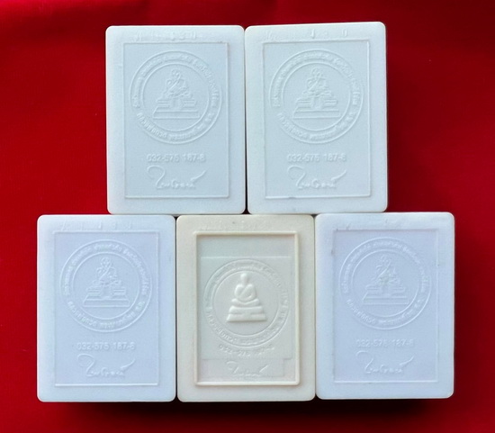 250 บาท รวม 5 องค์ พระผงว่านมงคล ผสมผงเหล็กไหล หลวงพ่อทวด วัดห้วยมงคล สร้างปี 2537 พร้อมกล่องเดิม