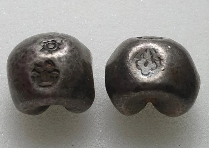 พดด้วง ตราพระจักร+อุณาโลม รัชกาลที่ 1 และ ตราพระแสงจักร+ปราสาท รัชกาลที่ 3 ขนาด 1บาท