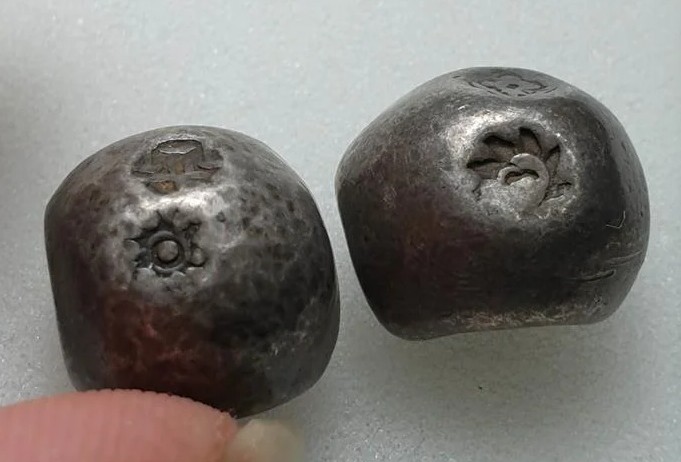 พดด้วง ตราพระจักร+อุณาโลม รัชกาลที่ 1 และ ตราพระแสงจักร+ปราสาท รัชกาลที่ 3 ขนาด 1บาท