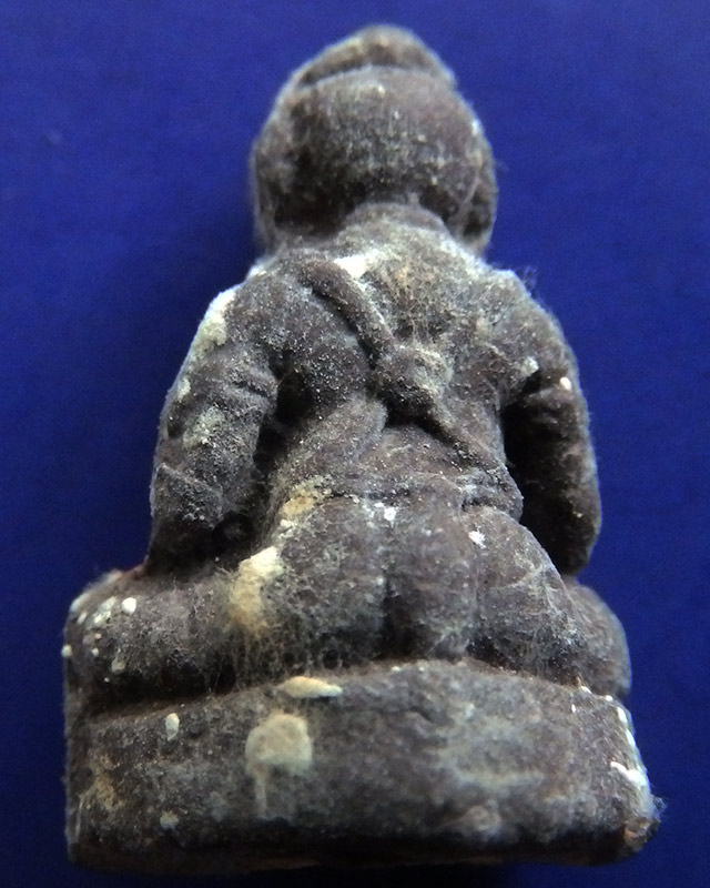 21.กุมารทองโชคทวี เนื้อผงดินเจ็ดป่าช้าอุดด้วยผงพรายกุมาร หลวงปู่คำบุ วัดกุดชมพู จ.อุบลฯ พร้อมกล่อง