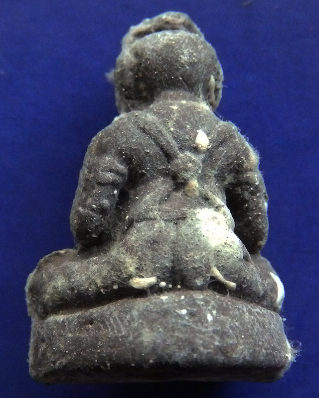 4.กุมารทองโชคทวี เนื้อผงดินเจ็ดป่าช้าอุดด้วยผงพรายกุมาร หลวงปู่คำบุ วัดกุดชมพู จ.อุบลฯ พร้อมกล่อง