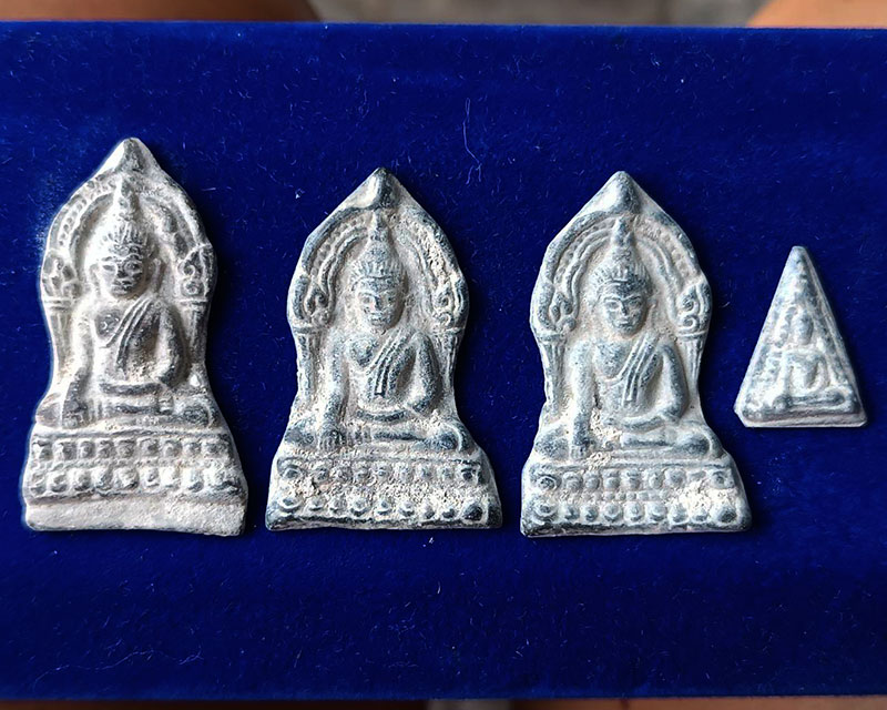 กล่องชุดพระชินราช ซุ้มใบเสมา+นางพญาข้างเม็ด เนื้อชินเงิน แตกกรุปี 2555 วัดดงยาง ต.บ่อทอง อ.บางระกำ จ