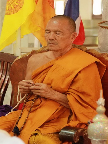 พระผงดวงเศรษฐี หลวงพ่อทอง สุทธสีโล รุ่น ทองทวีคูณ เนื้อผงเกสร ฝังแผ่นโค๊ตทองแดง หมายเลข ๑๑๒๕ พร้อมกล