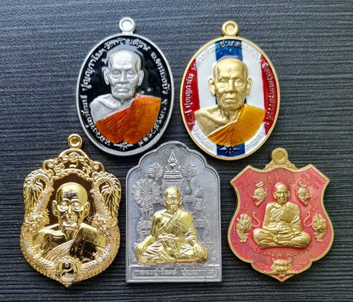 เคาะแรกแดง..เหรียญคละรุ่น คละเนื้อ รวม ๕ เหรียญ ชุดที่ ๕..ลพ.พัฒน์ วัดห้วยด้วน จ.นครสวรรค์ กล่องเดิม