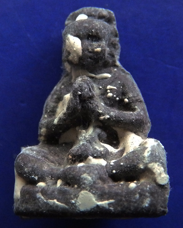 15.กุมารทองโชคทวี เนื้อผงดินเจ็ดป่าช้าอุดด้วยผงพรายกุมาร หลวงปู่คำบุ วัดกุดชมพู จ.อุบลฯ พร้อมกล่อง