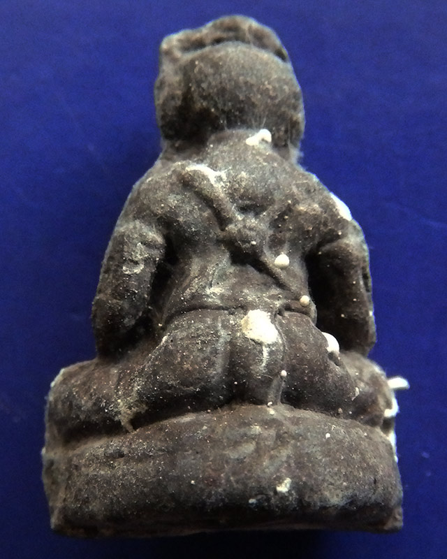 15.กุมารทองโชคทวี เนื้อผงดินเจ็ดป่าช้าอุดด้วยผงพรายกุมาร หลวงปู่คำบุ วัดกุดชมพู จ.อุบลฯ พร้อมกล่อง