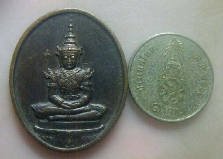 **วัดใจ**เหรียญพระแก้วมรกต หลัง ภปร. รุ่น ๒๐๐ ปี รัตนโกสินทร์ ปี ๒๕๒๕**บล็อค “พระราชศรัทธา” สวยๆ
