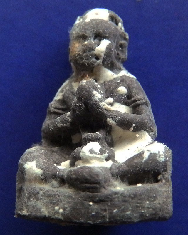 9.กุมารทองโชคทวี เนื้อผงดินเจ็ดป่าช้าอุดด้วยผงพรายกุมาร หลวงปู่คำบุ วัดกุดชมพู จ.อุบลฯ พร้อมกล่อง