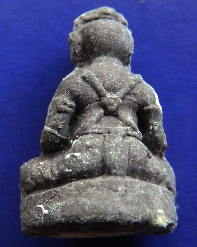 9.กุมารทองโชคทวี เนื้อผงดินเจ็ดป่าช้าอุดด้วยผงพรายกุมาร หลวงปู่คำบุ วัดกุดชมพู จ.อุบลฯ พร้อมกล่อง