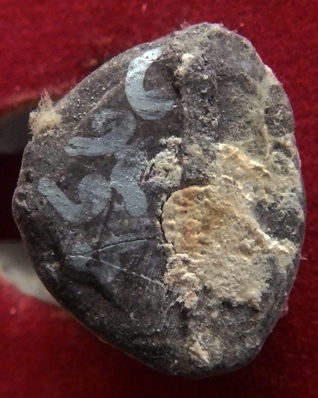 9.กุมารทองโชคทวี เนื้อผงดินเจ็ดป่าช้าอุดด้วยผงพรายกุมาร หลวงปู่คำบุ วัดกุดชมพู จ.อุบลฯ พร้อมกล่อง