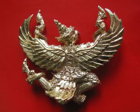 พญาครุฑ รุ่นรวยล้นฟ้า ปี 60 เมตตาปลุกเสกโดย พระมหาสุรศักดิ์ เนื้อนวะพิงค์โกลด์ ฝังตาพลอยแดง ปี 60