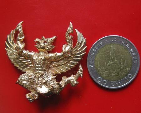 พญาครุฑ รุ่นรวยล้นฟ้า ปี 60 เมตตาปลุกเสกโดย พระมหาสุรศักดิ์ เนื้อนวะพิงค์โกลด์ ฝังตาพลอยแดง ปี 60