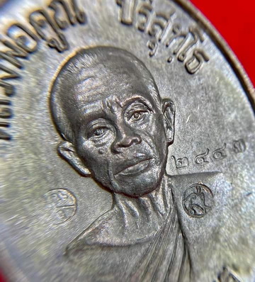 เหรียญหลวงพ่อคูณ เจริญพรล่าง ห่วงเดิม เนื้อนวะโลหะแก่เงิน จมูกสวย พร้อมบัตรพระแท้