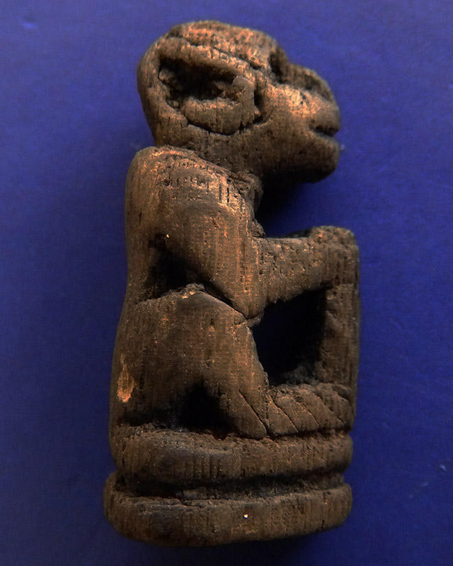 ลิงแกะเก่า สูง 2.8 ซ.ม. ไม้/รากไม้ พระบ้านเก่าเก็บหลายสิบปี