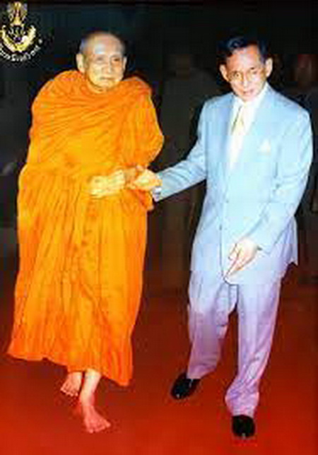 พระสมเด็จเนื้อแร่ฟลูออไรด์หลังตราชั่ง สมเด็จพระญาณสังวร วัดบวร รุ่นแรก ปี2516 เนื้อสีชมพูสวยมากค่ะ
