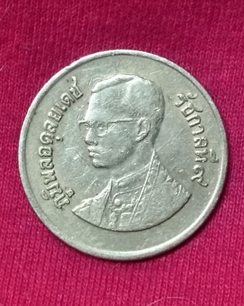 เหรียญ 1 บาท หลังวัดพระศรีรัตนศาสดาราม ปี2525