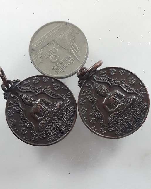 " เหรียญ พระแก้วมรกต ที่ระลึกในการบำรุงพระพุทธศาสนา ปี 2520 ทีเดียว 2 เหรียญครับ "