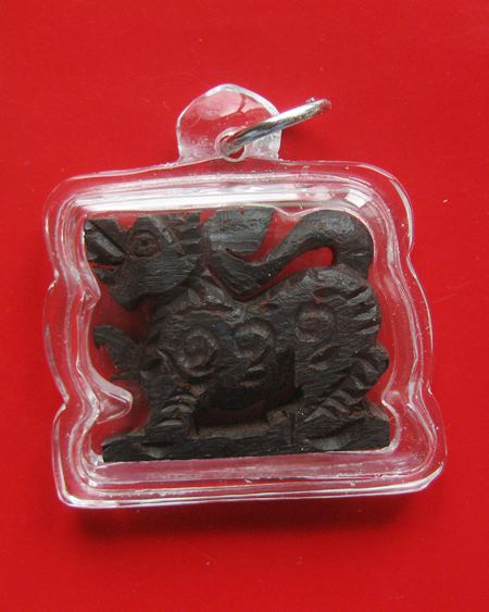 สิงห์แกะจากไม้งิ้วดำ หลวงพ่อแล วัดพระทรง จ.เพชรบุรี สร้างปี 2536 หลวงพ่อแล วัดพระทรง จ.เพชรบุรี 