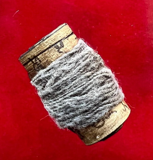 ใบลาน มีรอยจาร ม้วนด้วยสายสิญจน์ หลวงปู่สรวง เทวดาเดินดิน เทพเจ้าแห่งโชคลาภ