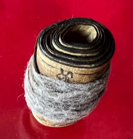 ใบลาน มีรอยจาร ม้วนด้วยสายสิญจน์ หลวงปู่สรวง เทวดาเดินดิน เทพเจ้าแห่งโชคลาภ