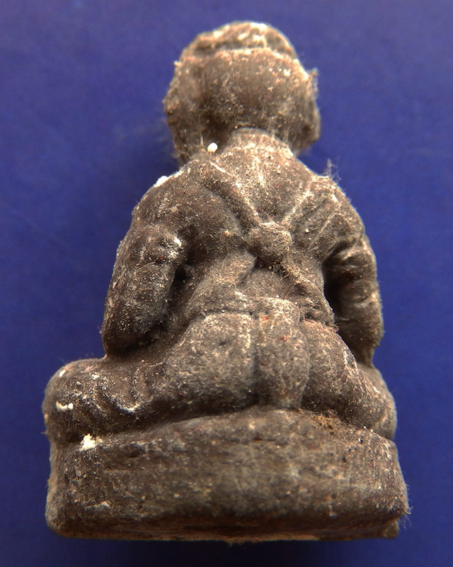 8.กุมารทองโชคทวี เนื้อผงดินเจ็ดป่าช้าอุดด้วยผงพรายกุมาร หลวงปู่คำบุ วัดกุดชมพู จ.อุบลฯ พร้อมกล่อง